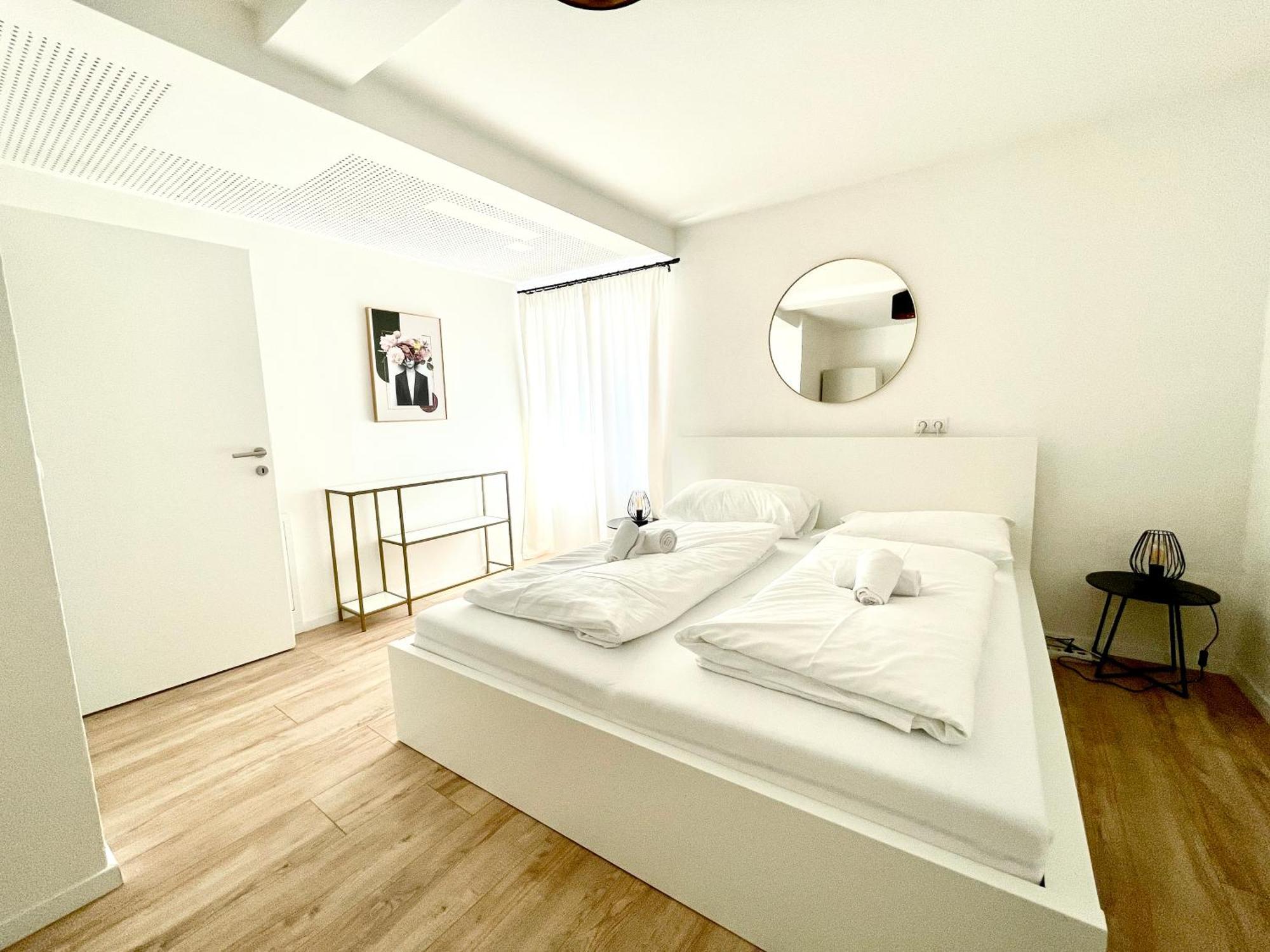 Contactless Self-Check-In - Stayhere Central City Suite 1 Graz Exterior foto